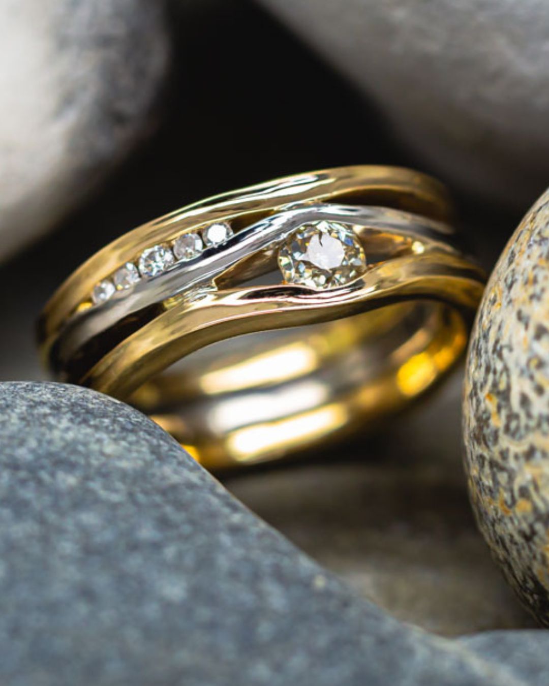 Unusual gold store wedding rings